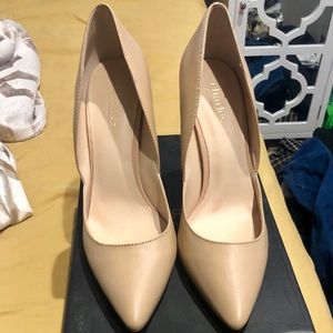 Nude pumps